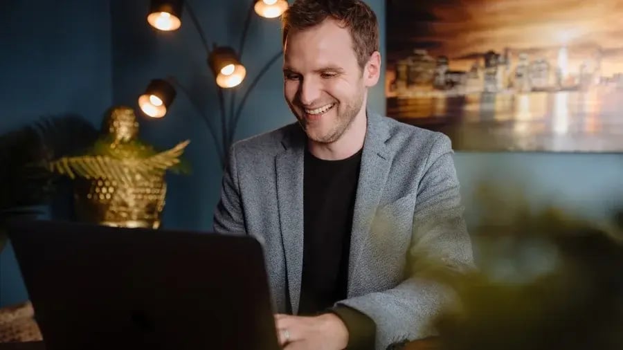 matthias-clesle-am-laptop